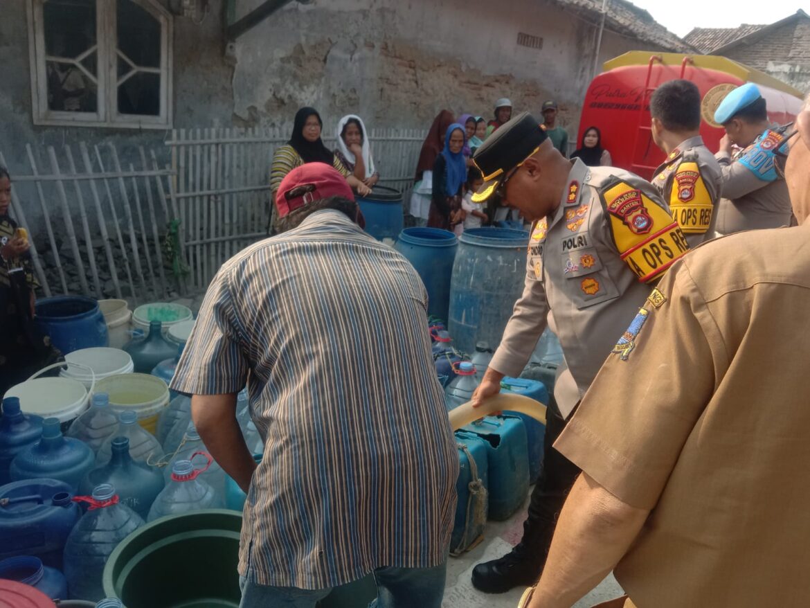 Melalui Ngariung Iman Ngariung Aman Kapolres Serang Berikan Bantuan 2 Tangki Air Bersih Kapasitas 16000 Liter Kepada Warga Desa Cigelam