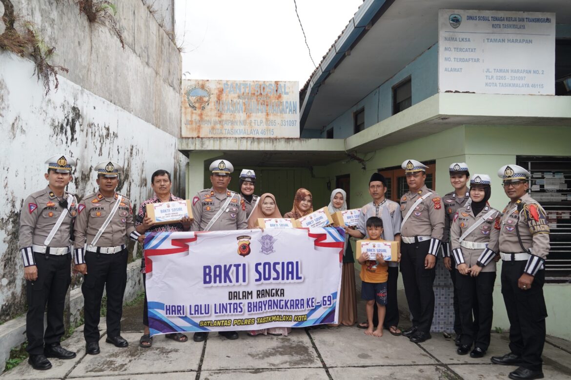 Sat Lantas Polres Tasikmalaya Kota Sambut HUT Polantas ke -69, Bakti Sosial Bagikan Sembako