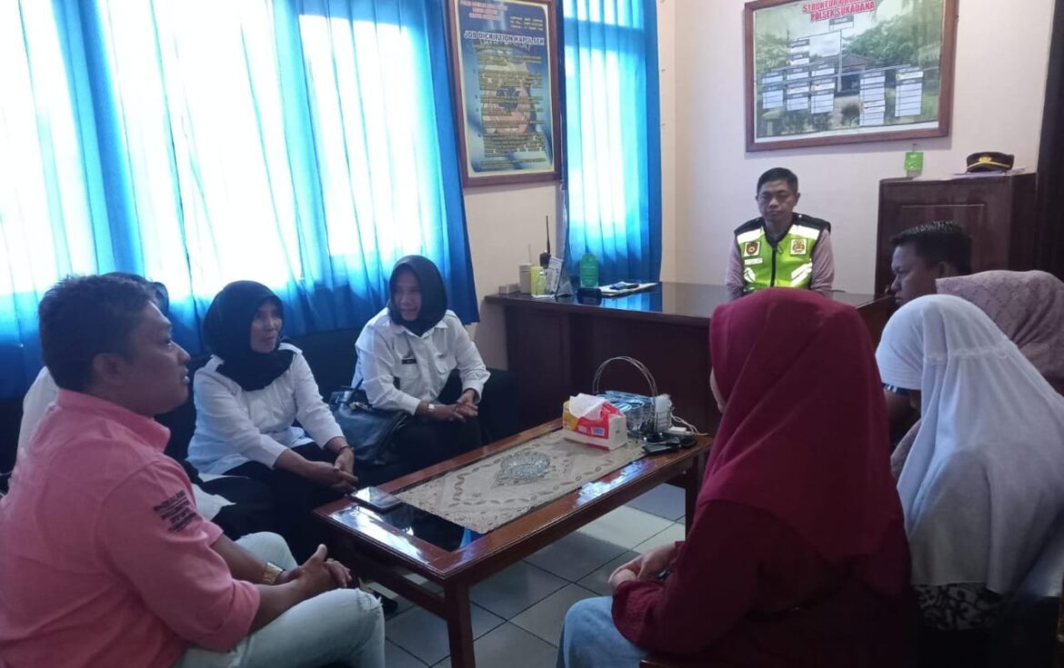 Dengan Masukan Tentang Polri, Polsek Sukadana Polres Ciamis Ngobrol Bareng Guru SMPN 1 Sukadana
