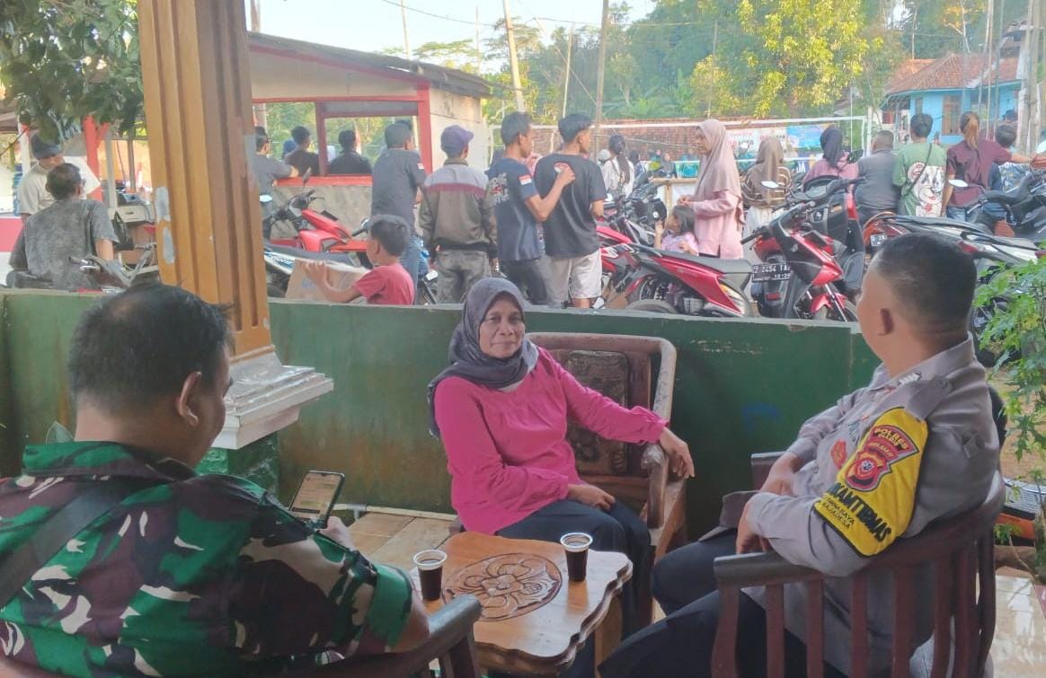 Perkuat Sinergitas, Polsek Rajadesa Polres Ciamis Datangi Warga Sirnabaya Beri Imbauan Kamtibmas