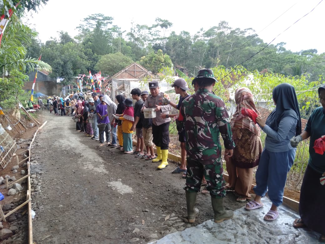 Polres Ciamis Kerahkan Personel Ikuti Gotong Royong di Program BSMSS Kodim 0613/Ciamis