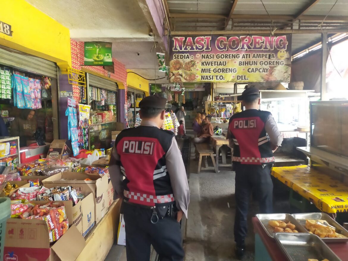 Satuan Samapta Polres Ciamis Keliling Pasar Imbanagara Ciamis Cek Harga Bahan Pokok dan Stok