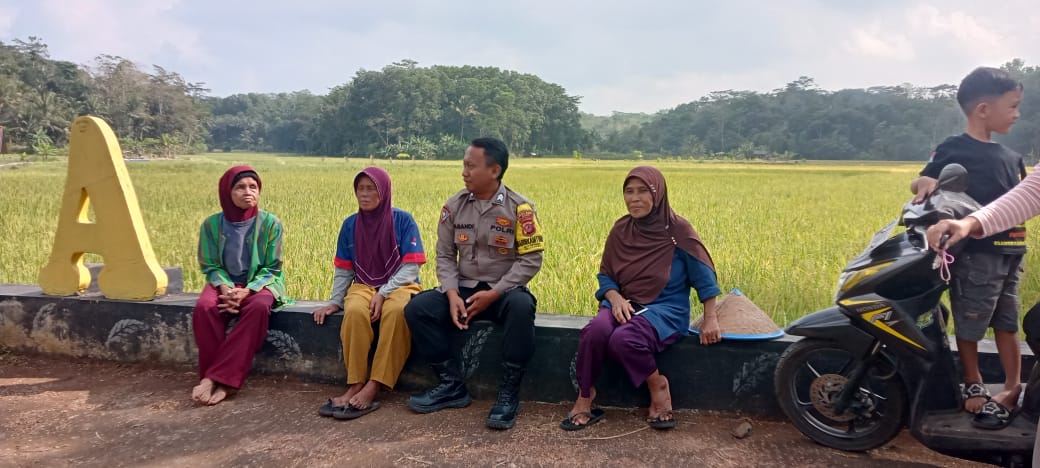Perkuat Sinergitas, Polsek Sukadana Koorkom ke Warga Hadapi Pilkada Serentak