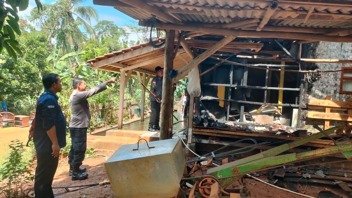 Polsek Sukadana Polres Ciamis Datangi TKP Kebakaran Rumah di Desa Bunter
