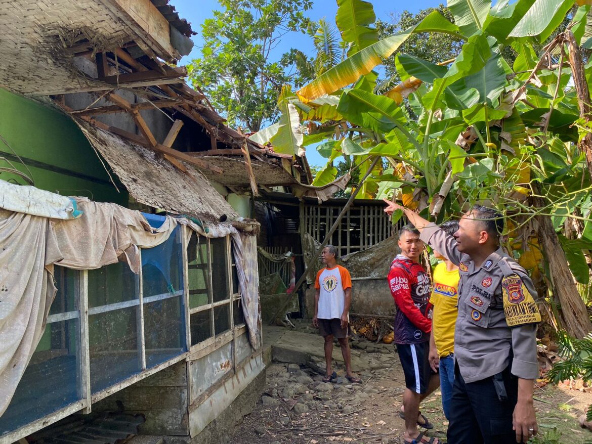 Personel Polsek Pamarican Datangi TKP Pohon Tumbang Menimpa Rumah di Kertasari