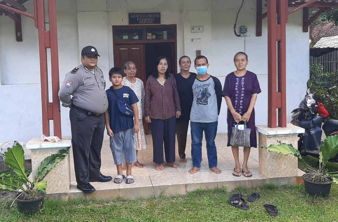 Berikan Rasa Aman, Polsek Cisaga Polres Ciamis Siagakan Personel PAM di Gereja Kristen Pasundan