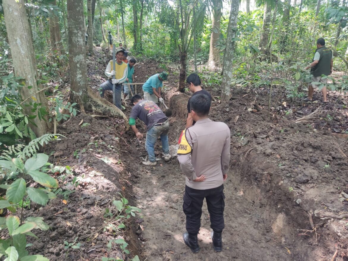 Humanis, Polsek Lakbok Polres Ciamis Monitoring Pengecoran Tersier di Tiga RT Kalapasawit