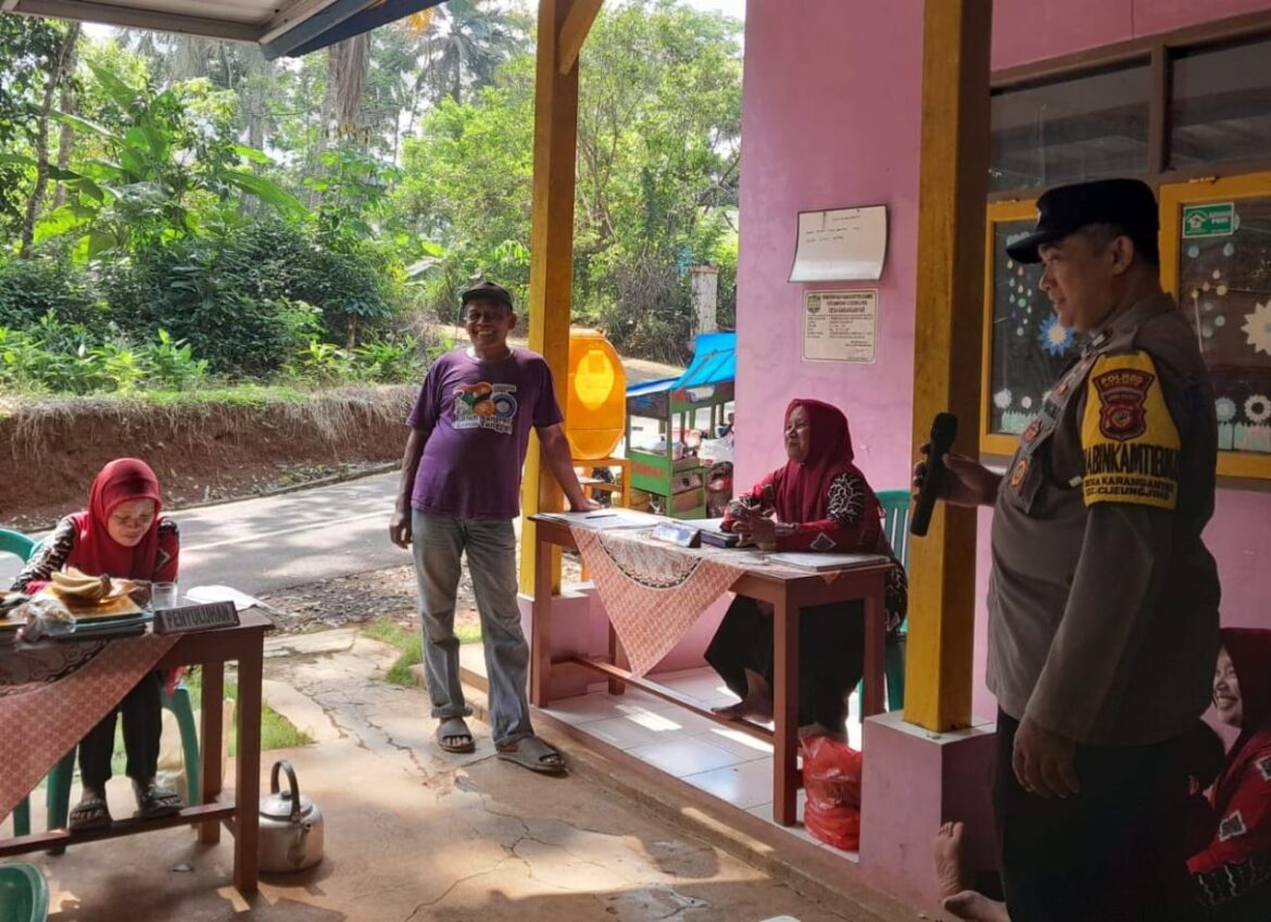Datang ke Kadugede, Anggota Polsek Cijeungjing Koorkom Kamtibmas Jelang Pilkada Serentak