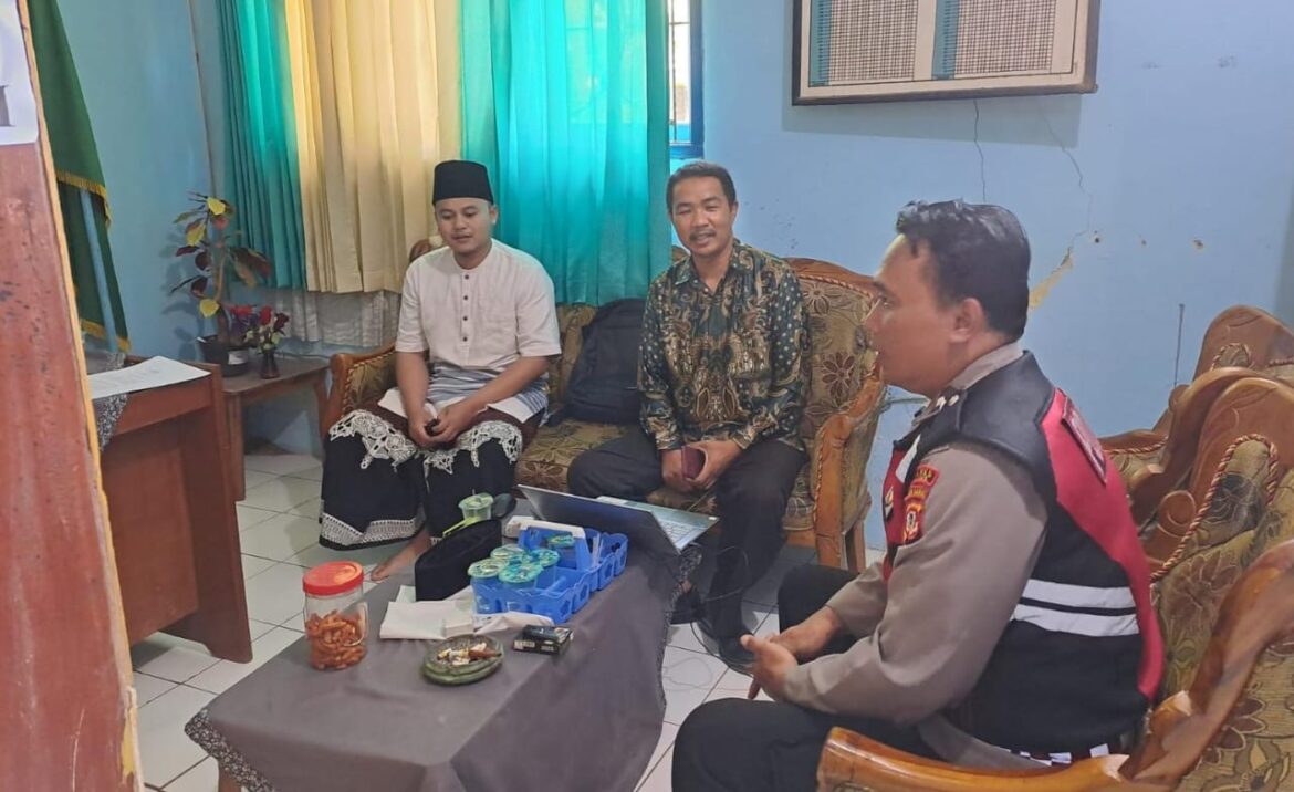 Datang ke Tokoh Agama, Anggota Polsek Cisaga Koorkom Kamtibmas Jelang Pilkada Serentak