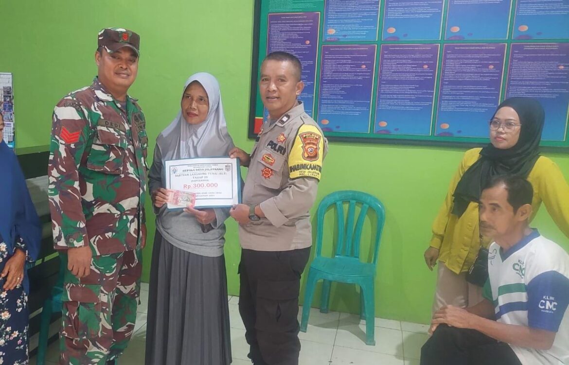 Polsek Cipaku Polres Ciamis Terjunkan Personel Amankan Penyaluran BLT DD di Desa Jalatrang