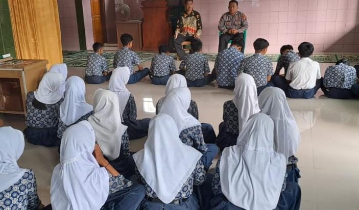 Police Go To School, Polsek Cisaga Polres Ciamis Beri Penyuluhan ke Siswa di MTs 16 Ciamis