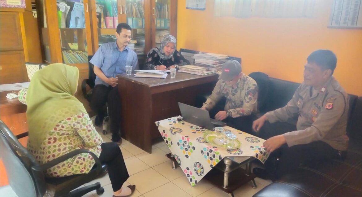 Ops Mantap Praja, Polsek Cikoneng Polres Ciamis Patroli Dialogis Koorkom ke Perangkat Desa Sukaraja