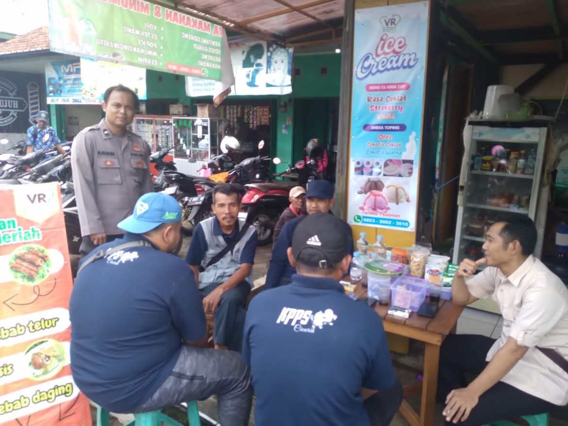 Bhabinkamtibmas Desa Cipaku Silaturahmi dan Sambang Cooling System Jelang Pilkada 2024