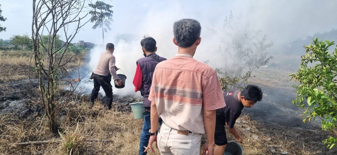 Bhabinkamtibmas Wilayah Hukum Polsek Dramaga Gerak Cepat Bantu Warga Padamkan Kebakaran Lahan