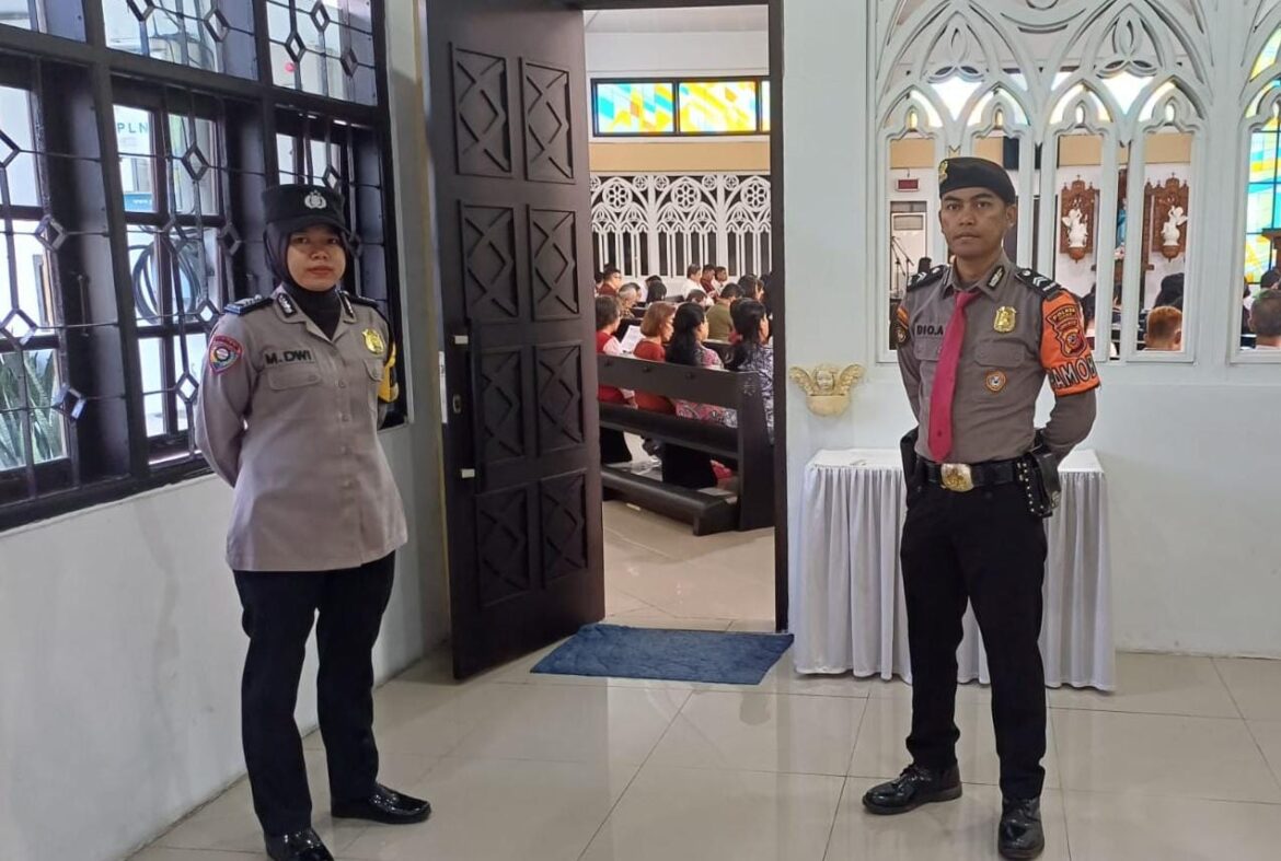 Dua Personel Polres Ciamis Siagakan Personel di Gereja Katolik Santo Yohanes Pembabtis Ciamis