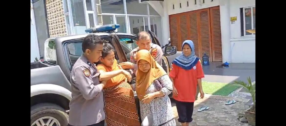 Panit Binmas Polsek Parung Sigap Tolong Ibu Hamil yang akan Melahirkan