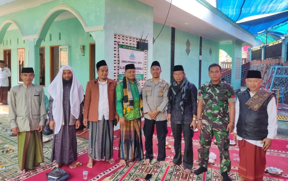 Polsek Rajadesa Polres Ciamis Ikuti Peringatan Maulid Nabi Muhammad SAW di Mandalawangi
