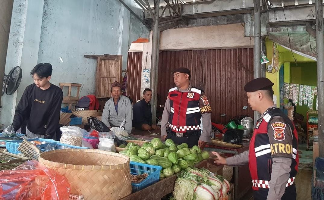 Cegah Penimbunan Bahan Pokok, Sat Samapta Polres Ciamis Patroli di Pasar Manis Ciamis