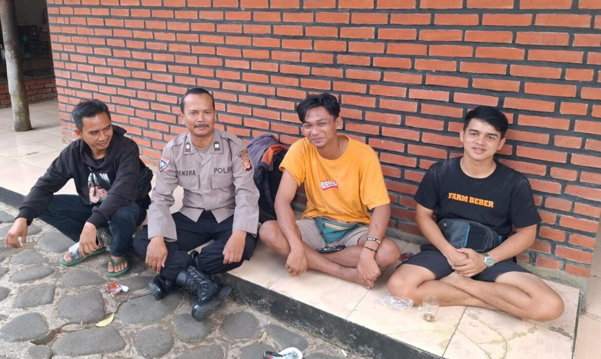 Datangi Tokoh di Goler, Anggota Polsek Cimaragas Koorkom Kamtibmas Jelang Pilkada Serentak