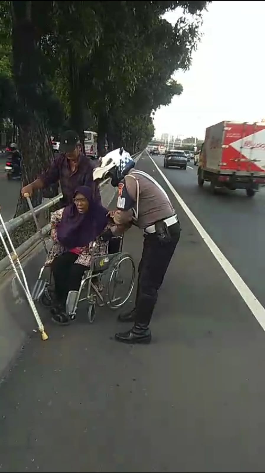 Peduli Sesama, Polisi Satlantas Jakbar Kawal Warga Sakit Menyeberang Jalan