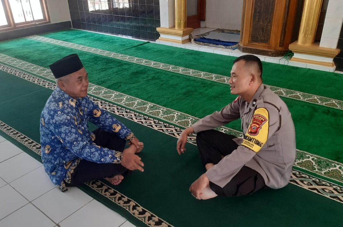 Polsek Sukadana Jaga Kondusifitas Dengan Sambang ke Kantor Desa