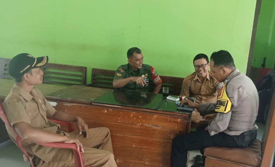 Datang ke Warga Desa Sidaharja, Anggota Polsek Pamarican Koorkom Jelang Pilkada Serentak