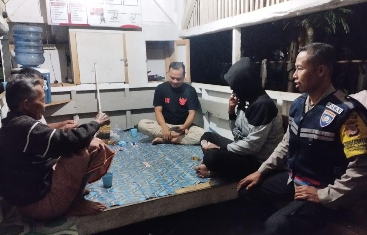 Perkuat Sinergitas, Polsek Cijeungjing Polres Ciamis Beri Binluh ke Warga Ciharalang Saat Ngeronda