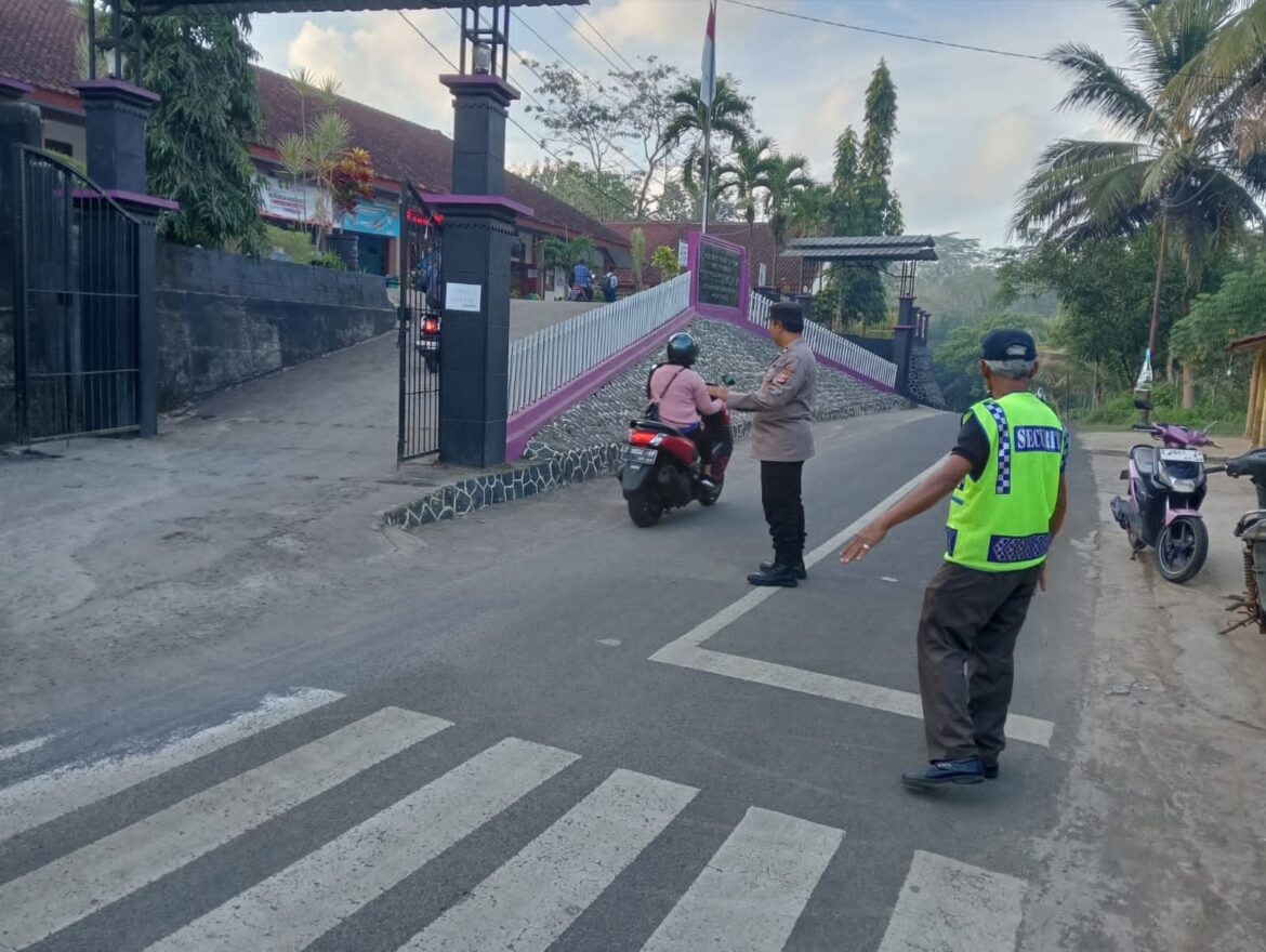 Pelayanan Masyarakat, Polsek Sukadana Polres Ciamis Bantu Anak Menyebrang di Area Sekolah