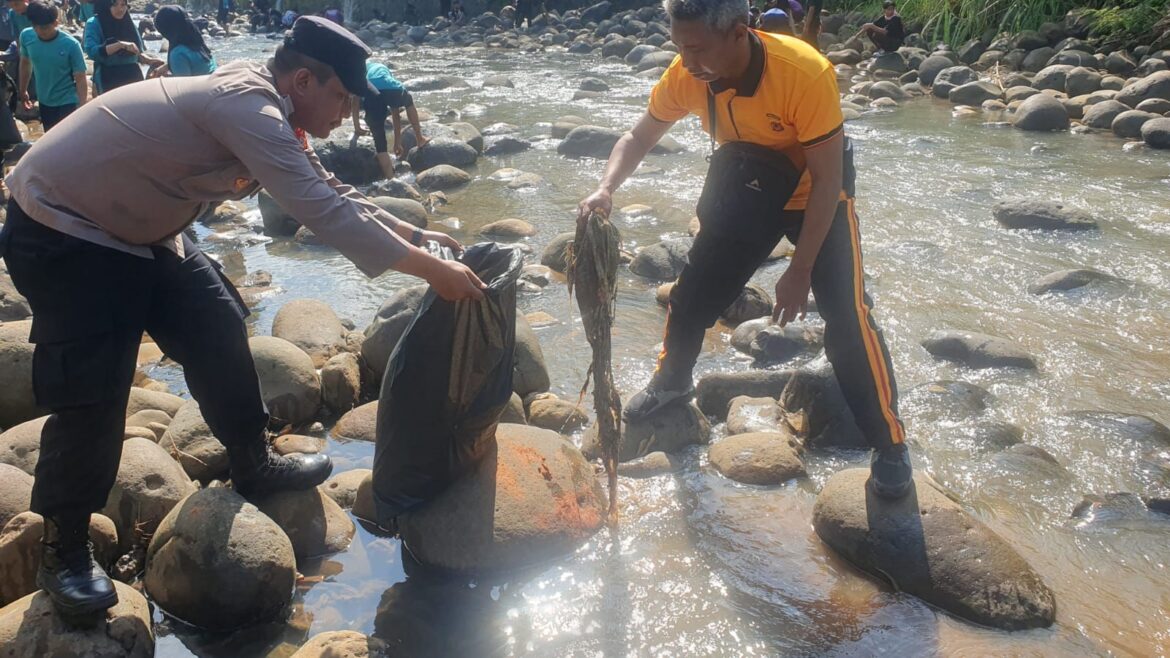 Polsek Ciamis Polres Ciamis Bareng Warga Kerja Bakti Bersihkan Sungai Cileueur Dari Sampah