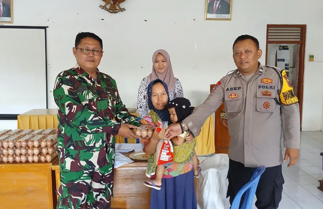 Polsek Ciamis Polres Ciamis Monitoring Pembagian PMT ke KRS di Kelurahan Linggasari