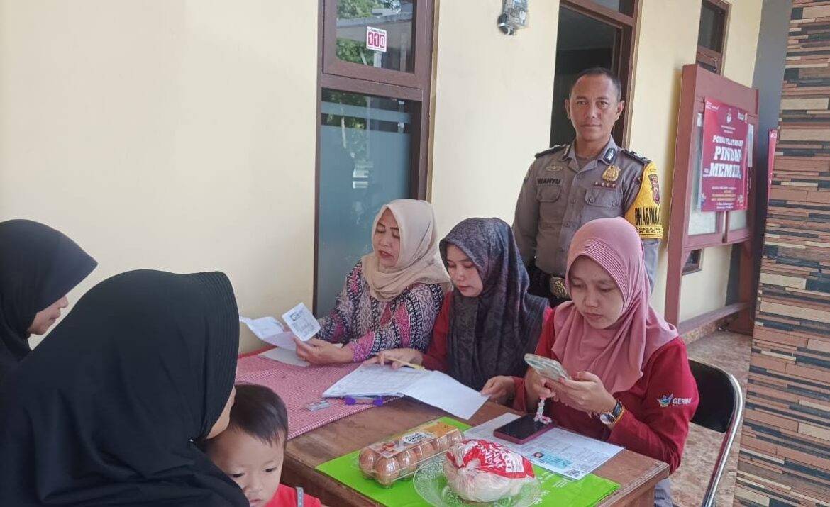 Polsek Ciamis Polres Ciamis Monitoring Pembagian PMT ke KRS di Desa Sadananya