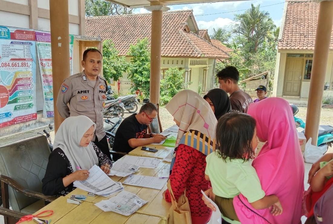 Polsek Cikoneng Polres Ciamis Monitoring Pembagian PMT ke KRS Desa Nasol