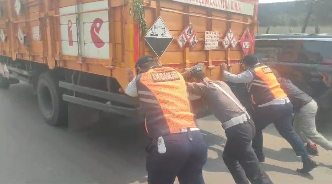 Kolaborasi Satlantas Jakarta Barat bersama Dishub Dorong Truk Fuso Yang Mogok Di Cengkareng