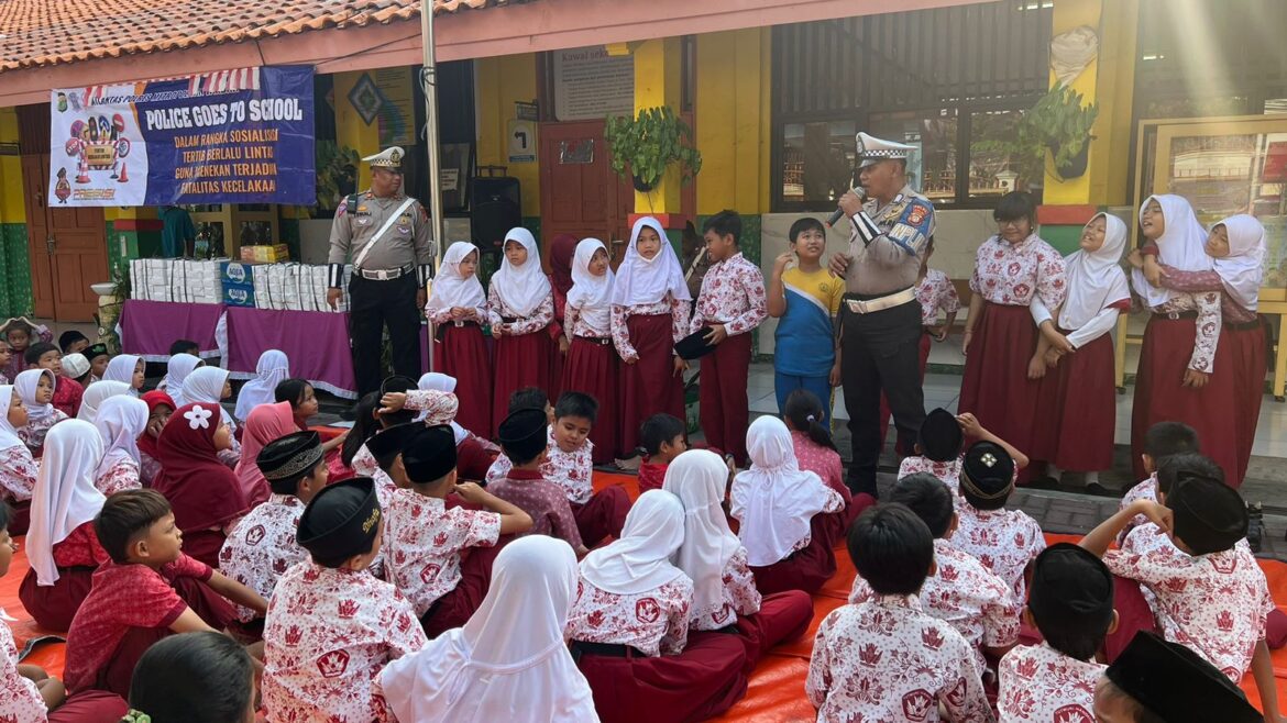 Siswa SD Tanjung Duren Utara Ungkap Cita-Cita Jadi Polisi di Hadapan Personel Satlantas Metropolitan Jakarta Barat