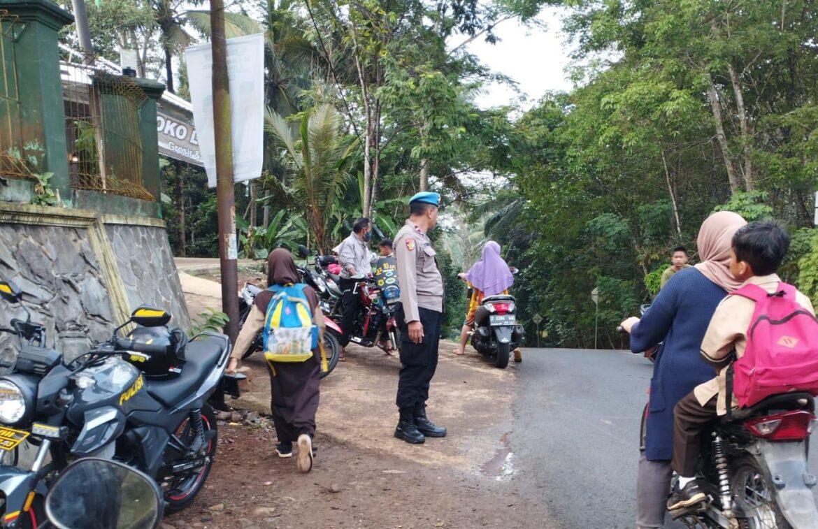 Pelayanan Masyarakat, Polsek Sukadana Polres Ciamis Bantu Anak Menyebrang di Area Sekolah