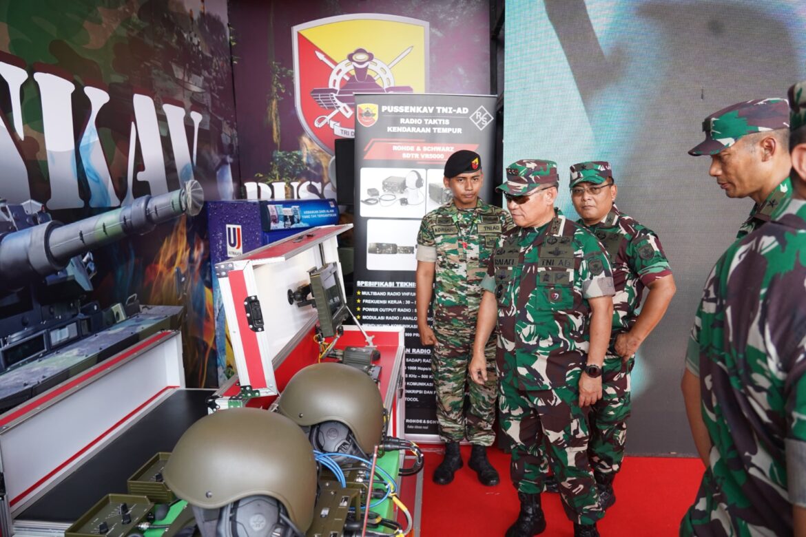 Pangdam Jaya Meninjau Gelaran Pesta Rakyat dalam rangka HUT Ke-79 TNI