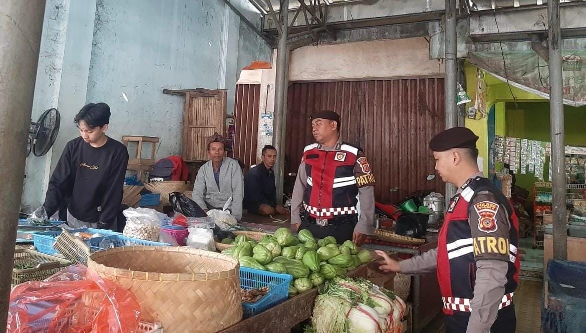 Cegah Penimbunan Bahan Pokok, Sat Samapta Polres Ciamis Patroli di Pasar Subuh Ciamis
