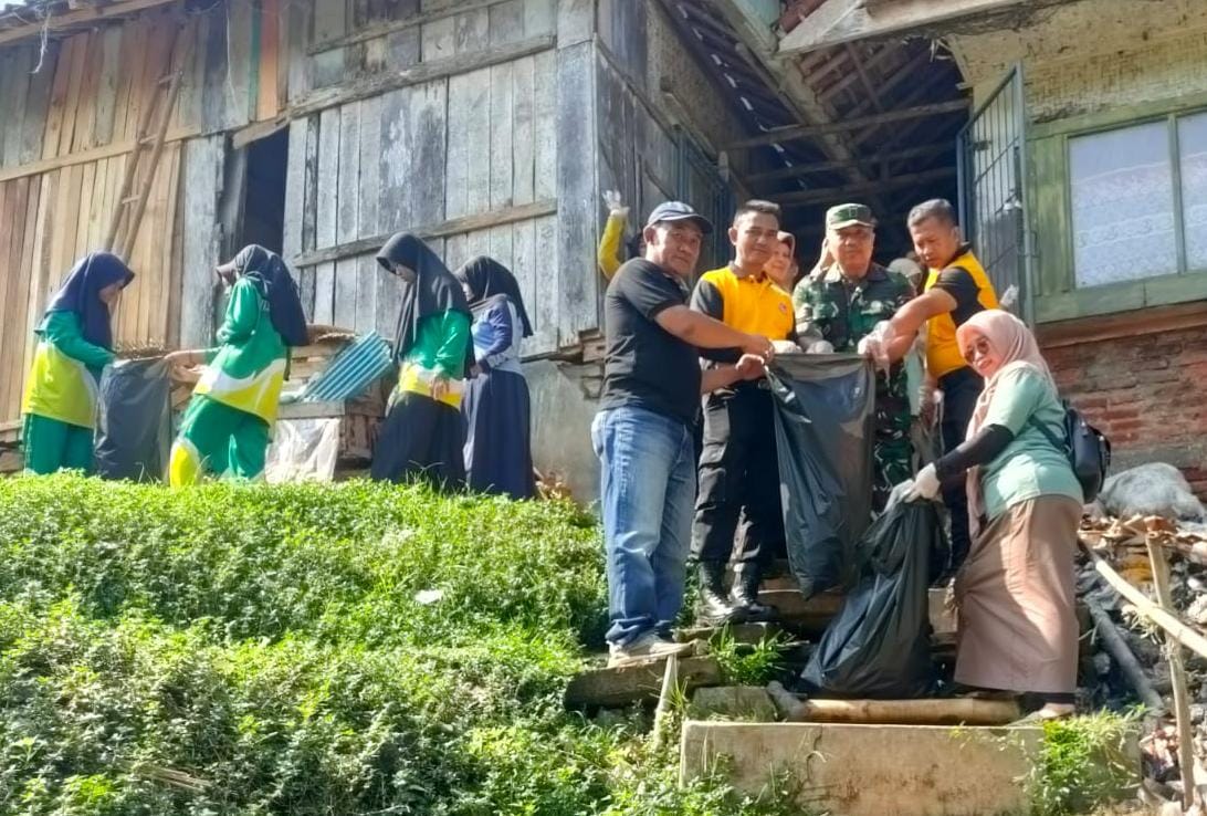 Polsek Rajadesa Polres Ciamis Bareng Warga Kerja Bakti Bersihkan Desa Rajadesa Dari Sampah