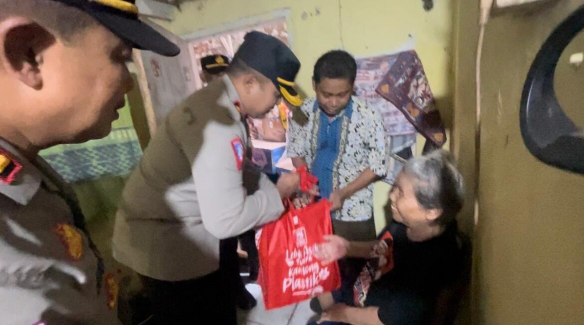 Polri Peduli Sesama, Polsek Grogol Petamburan Kunjungi dan Beri Bantuan Warganya Yang Mengalami Sakit