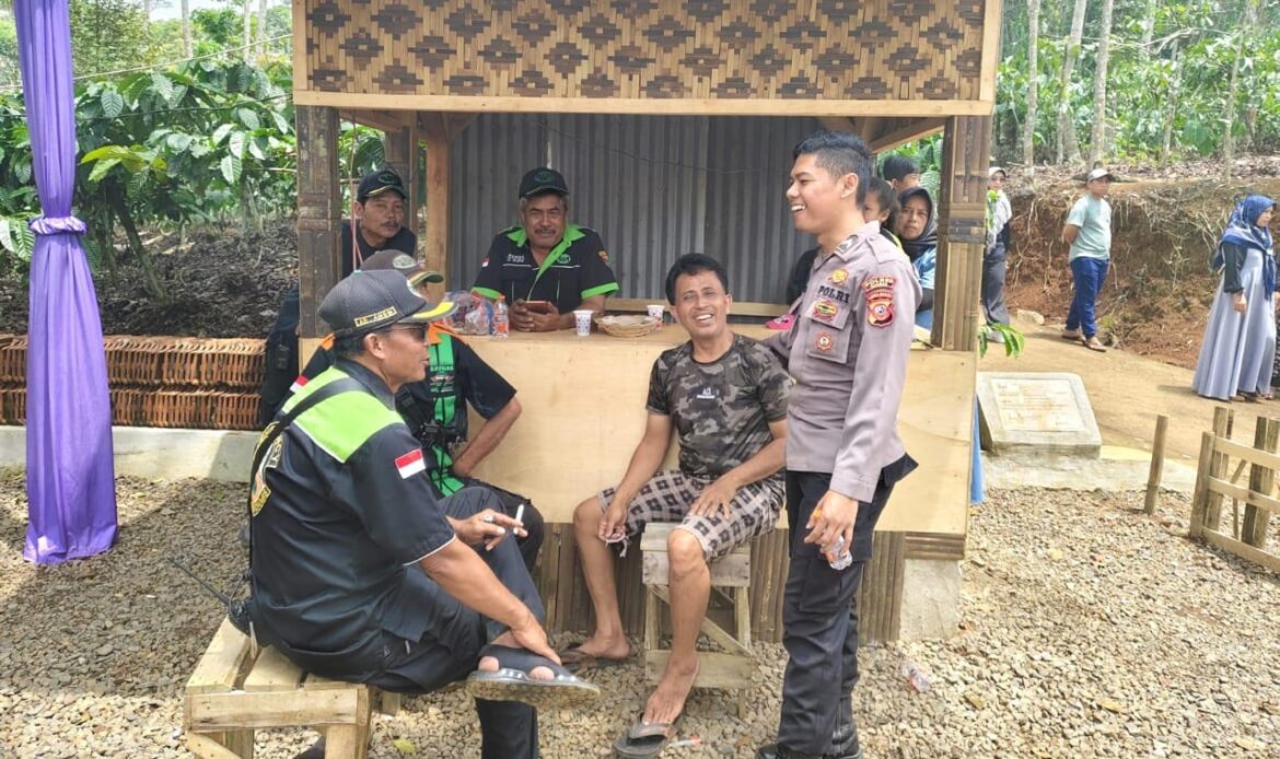 Dua Personel Samapta Polres Ciamis Patroli ImbauannKamtibmsJalan Kaki di Alun Alun Ciamis