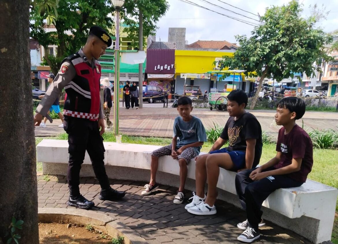 Dua Personel Samapta Polres Ciamis Patroli Jalan Kaki di Alun Alun Ciamis Beri Imbauan Kamtibmas