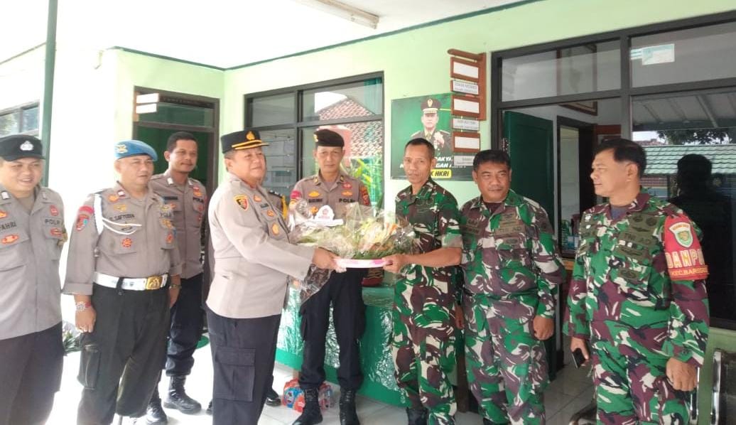 Sinergitas TNI-Polri, Polsek Ciamis Beri Kejutan ke Koramil 1301/Ciamis di Momen HUT TNI ke-79