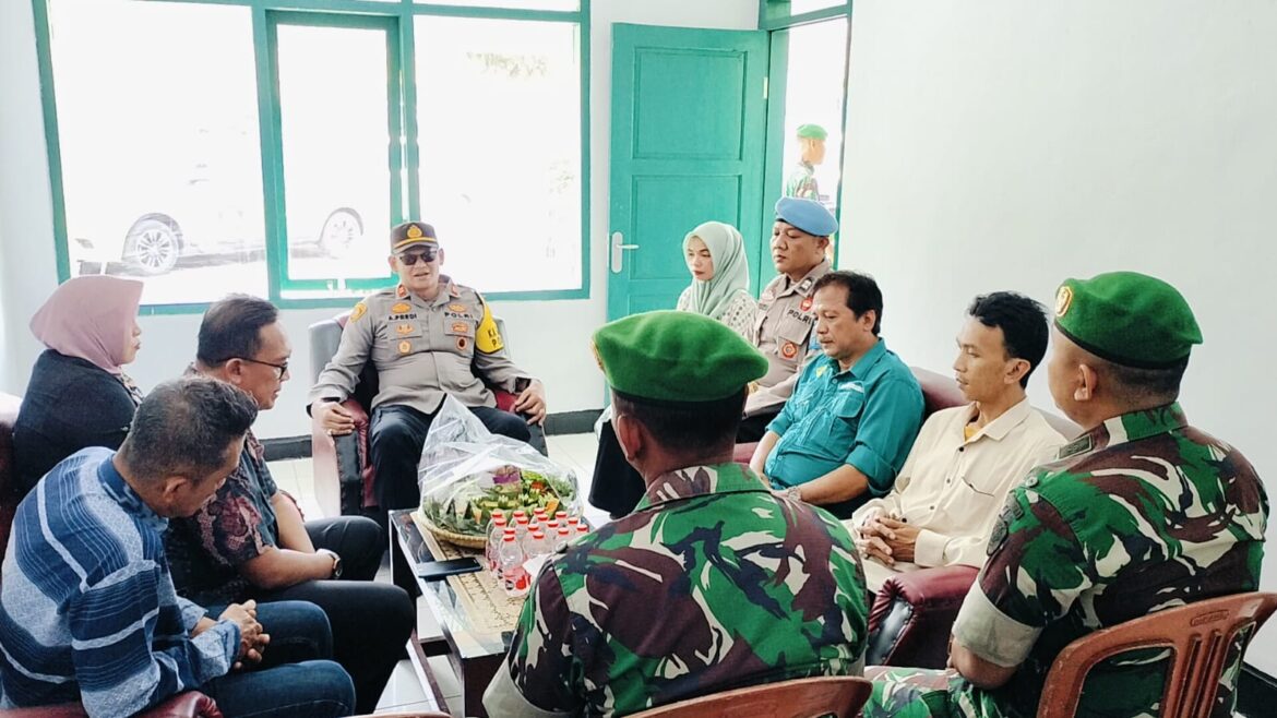 Sinergitas TNI-Polri, Polsek Cihaurbeti Polda Jabar Beri Kejutan ke Koramil 1305/Cihaurbeti di Momen HUT TNI ke-79