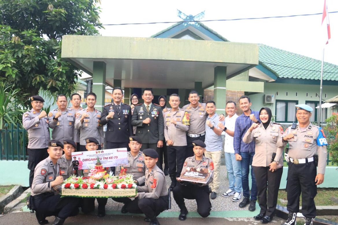 Kapolres Bogor dan Jajarannya berikan Kejutan ke Dandim 0621 di HUT TNI ke 79