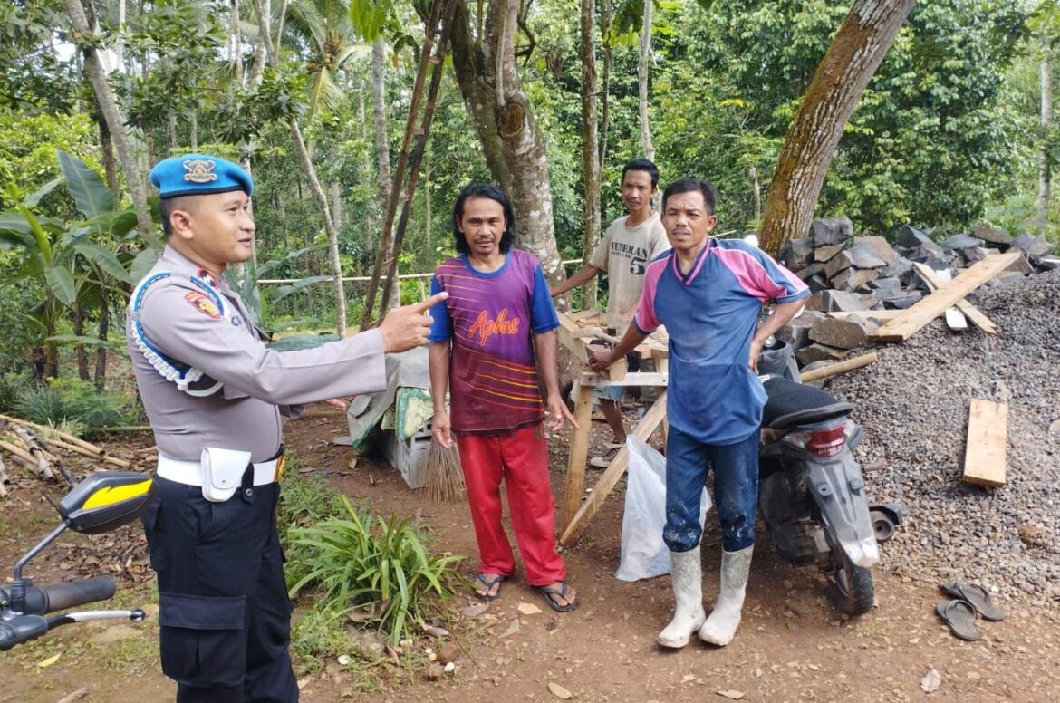 Cipkon Pilkada 2024, Polsek Sukadana Polres Ciamis Cooling System Bersama Warga Salakaria