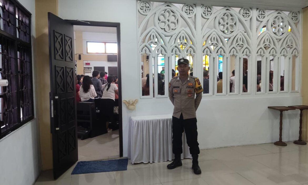 Berikan Rasa Nyaman, Personel Polres Ciamis Bersiaga di Gereja Katolik Santo Yohanes Pembabtis Ciamis