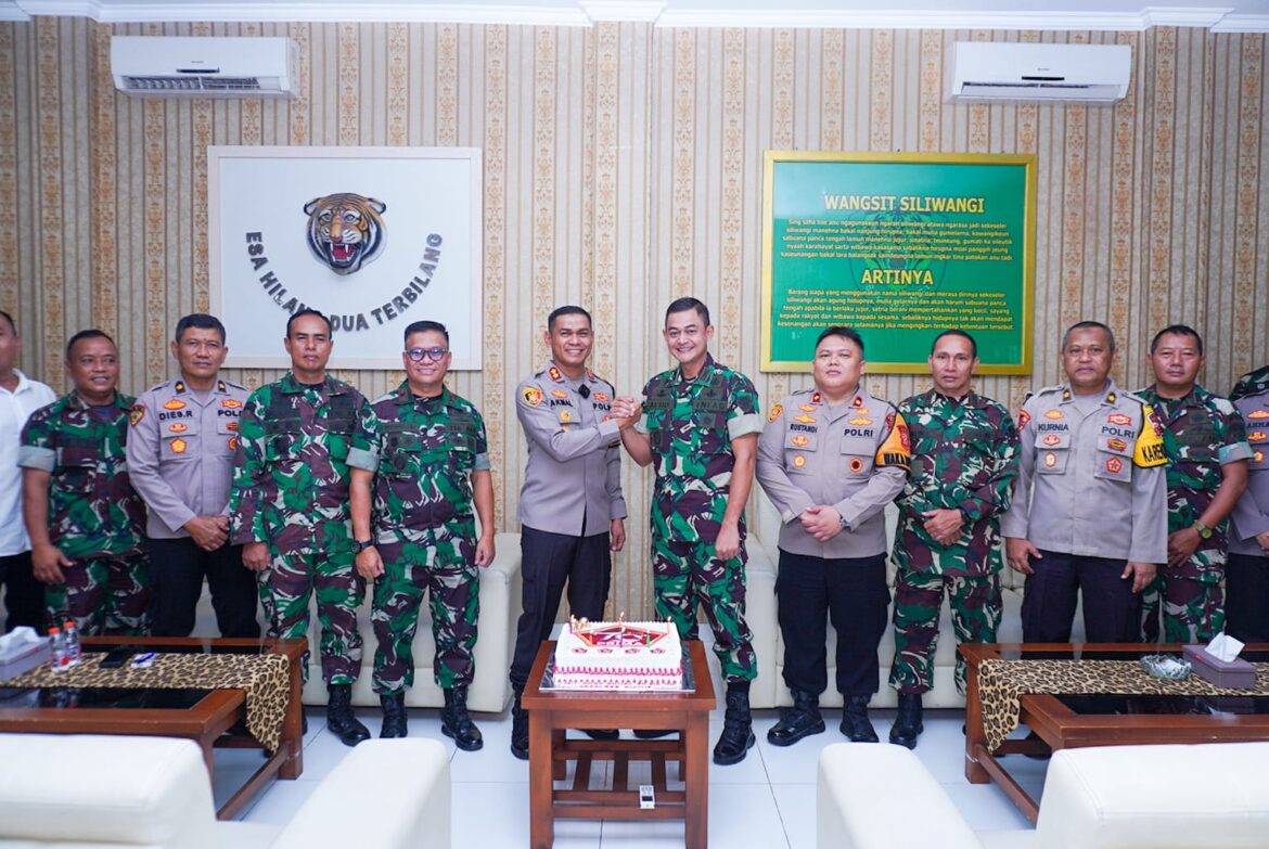 Sinergitas TNI-Polri, Kapolres Ciamis Berikan Kejutan kepada Dandim 0613 dalam Rangka HUT TNI ke-79