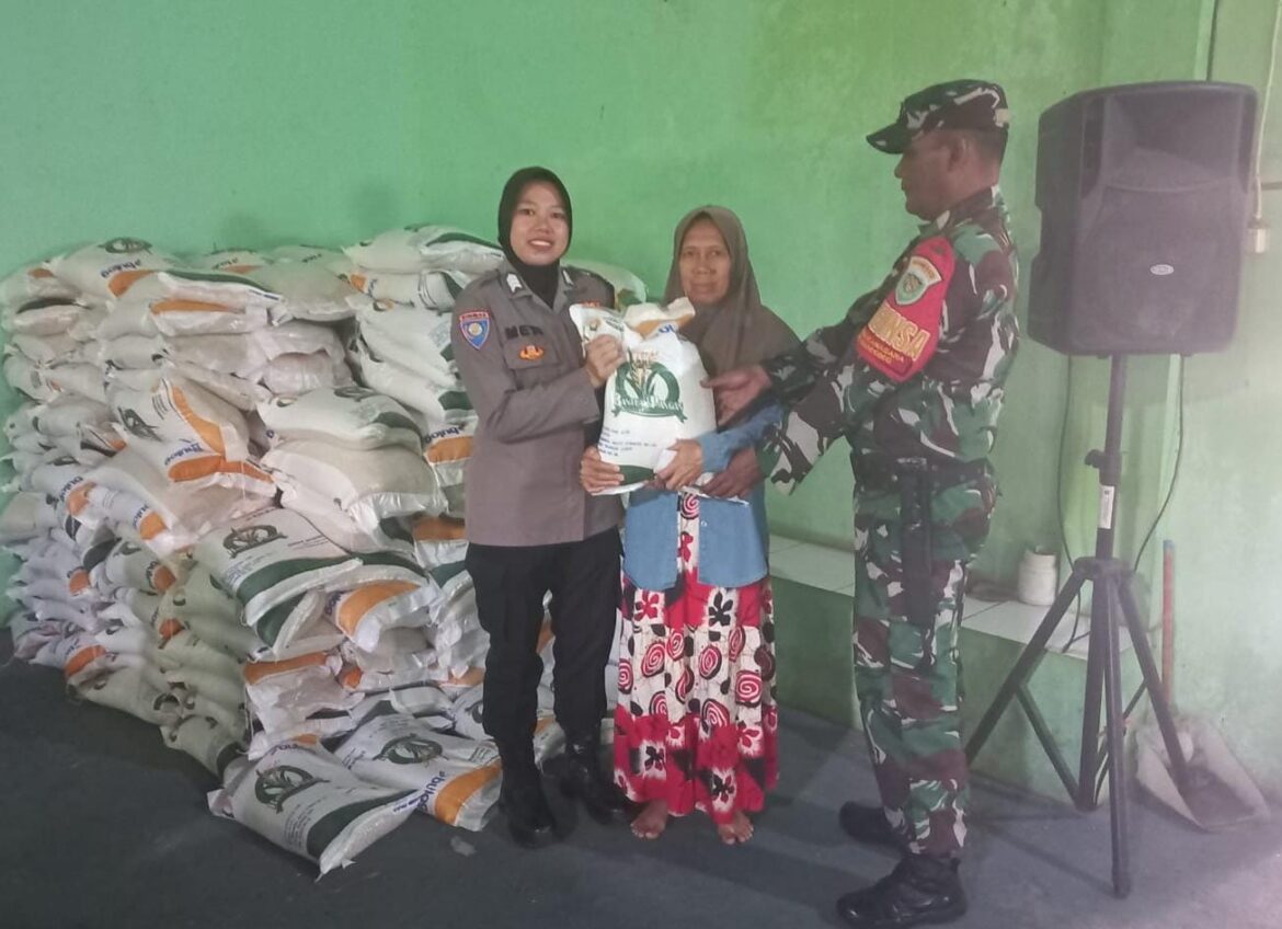 Sinergitas TNI-Polri, Polsek Ciamis Polres Ciamis Awasi Distribusi Beras ke Warga Desa Pusakanagara
