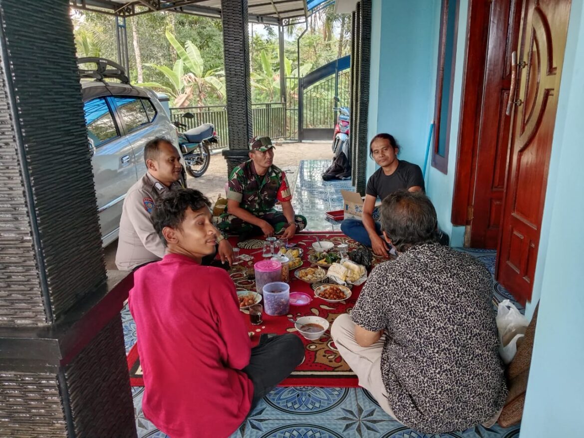 Datangi Tomas Desa Nasol, Anggota Polsek Cikoneng Koorkom Jelang Pilkada Serentak