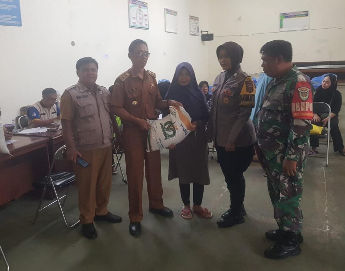 Sinergitas TNI-Polri, Polsek Ciamis Polres Ciamis Awasi Distribusi Beras ke Warga Desa Mekarjadi